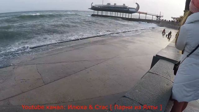 В Ялте двух мужчин на веломобилях едва не смыло волнами с набережной в море смотреть онлайн