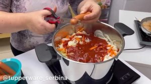 Капуста тушёная с сосисками. Кастрюля Universal Tupperware.mp4