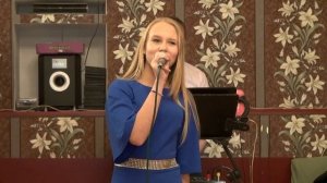 Сестра поет песню на день рождение старшей сестре