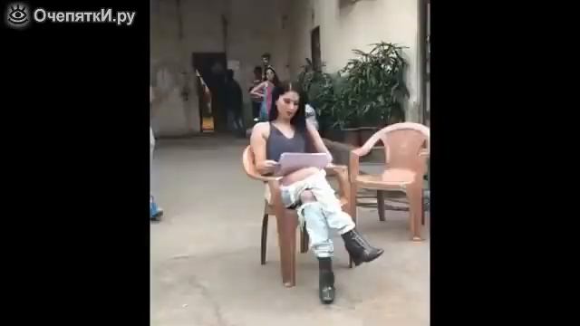 Змея укусила девушку.Шок !!!! смотреть онлайн