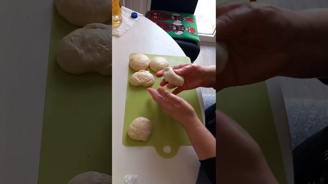 Готовим вкусные беляши в Германии. Пирожки. Украинские беляши. Ukrainische Belyashi in Deutschland. смотреть онлайн