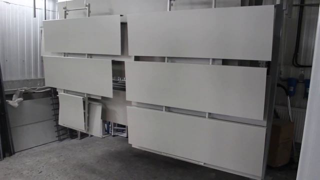 Панели после резки, гибки перед загрузкой в печь для спекания краски. смотреть онлайн