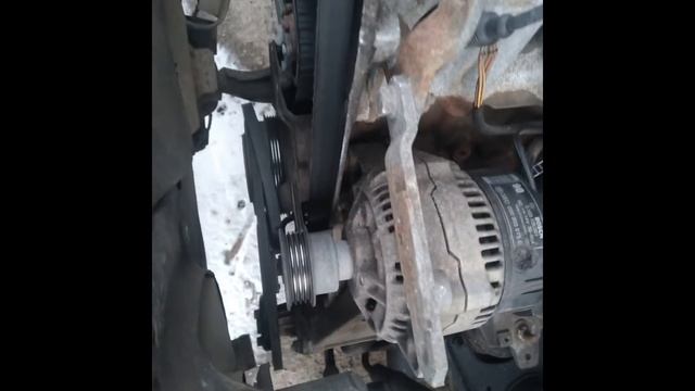 Просто так не получилось. Нестандартный съем генератора с шумящим подшипником. Ауди 80 Б4. смотреть онлайн