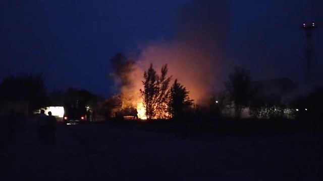 Пожар на Кавказской в Средней Ахтубе смотреть онлайн