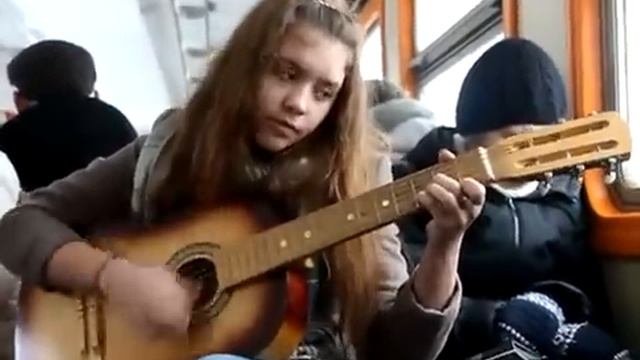 Русская девушка поет "Je veux" под гитару в электричке.flv смотреть онлайн