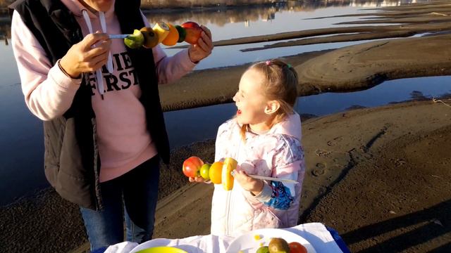 Челлендж без рук - Витаминный шашлык POLINA (kids show) видео для детей 0+ смотреть онлайн