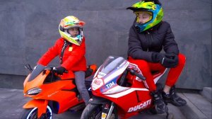 Как разрешить СПОР???Dania and Tisha ride on children's motorcycle and stuck in the ground .