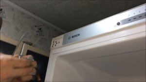 Перевешиваем дверь на холодильнике.