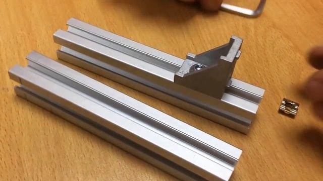 Арт. 1024 Усиленный угловой соединитель к профилям серии 20 с Т пазом 6 мм смотреть онлайн