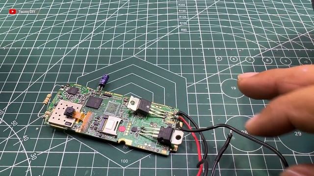 How to Make a Bass Boom: DIY Cell Phone Amplifier! смотреть онлайн
