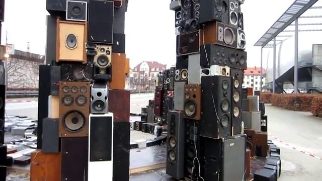 Машины монстры Sound Temple необычная скульптура , построенная из 3000 старых громкоговорителей смотреть онлайн