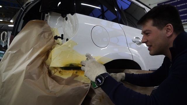 Удаляем "жуков" на крыле Шкоды заводским комплектом подкраски балончиком смотреть онлайн