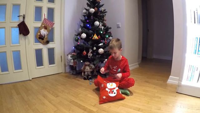 Новогодняя распаковка 2022 - Илья открывает 5 пакетиков BOO BADDIEEZ смотреть онлайн