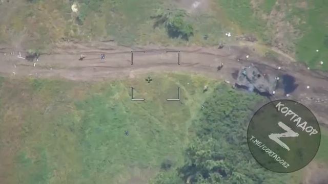 うまく死んだふりをしています...。????西側の専門家がウクライナの軍人に巧妙な戦術を教えたと報じられています。兵士たちは、撃墜された装備の近くで負傷したり死んだふりをしている смотреть онлайн