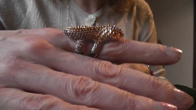 Цветные сапфиры в новом кольце-ящерица смотреть онлайн