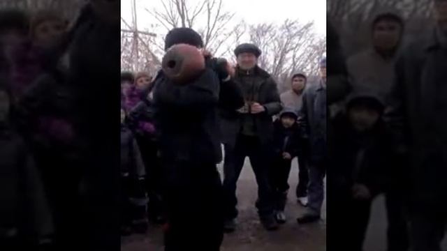 Смолин Денис- гиревик. вес гирь 24х2 количество поднятий -30 раз за одну минуту и 16 секунд.MSWMM смотреть онлайн