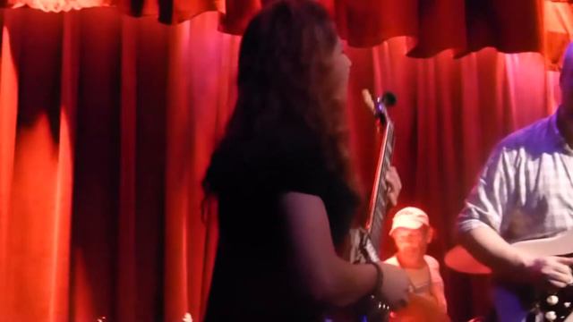 The Allman spirit incarnate. Plangent LARA CWASS wailing night and day with Butch Trucks et al смотреть онлайн
