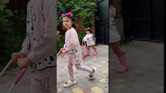 Соня и Алиса гуляют с колясками #baby #cutebaby гонки с колясками прогулка во дворе смотреть онлайн