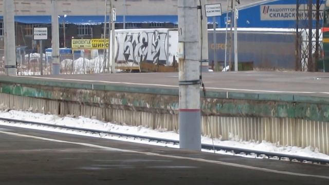 Тепловоз ЧМЭ3-5316 подаёт поезд СПб - Екатеринбург на Ладожский вокзал, СПб смотреть онлайн
