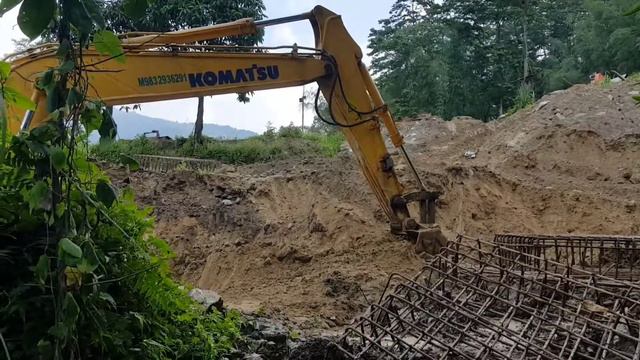 Komatsu 130 Stock Pilling And Back Filling Work In Hilly Region ||Komatsu || @OffRoadPlanet смотреть онлайн