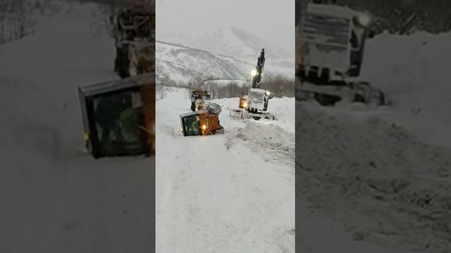 #Якутск #Водителя снова чудят, #Самые опасные трактористы, #дураки #перевернул машину смотреть онлайн