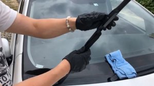 Установка щеток стеклоочистителя с креплением крючок