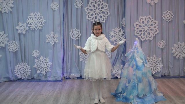 Вика Ким 7 лет - СНЕГ ИДЕТ НА РОЖДЕСТВО (Ива Афонская) смотреть онлайн