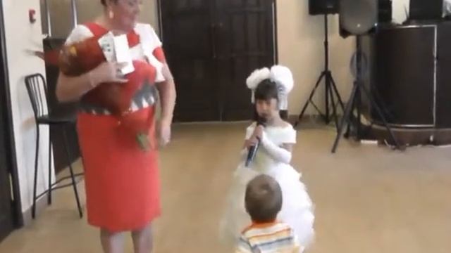 Начало эстрадного блеска Камиллы(под музыку DJ Слон и Ангел-А – А ты меня любишь...ага...) смотреть онлайн