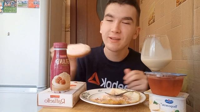 ЗАВТРАК?ОМЛЕТ?С БЕКОНОМ БУТЕРБРОДЫ С КОЛБАСОЙ??ЖЕЛЕ С КЛУБНИКОЙ?И ВАНИЛЬНЫЙ КАРАМЕЛЬ.ЕСТЬ НОВОСТИ? смотреть онлайн