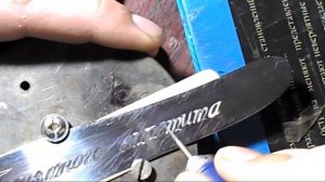 Ручная гравировка текста с узором на ноже.Простой вариант.