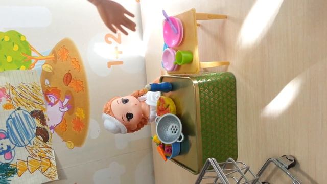 Сказка про кукол.  Мама и дочка в магазине.