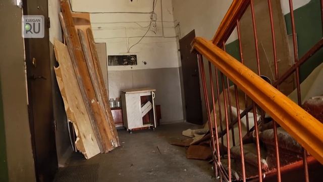 Тетрис по–кургански: памятник архитектуры подсыпает на головы прохожих кирпичи смотреть онлайн