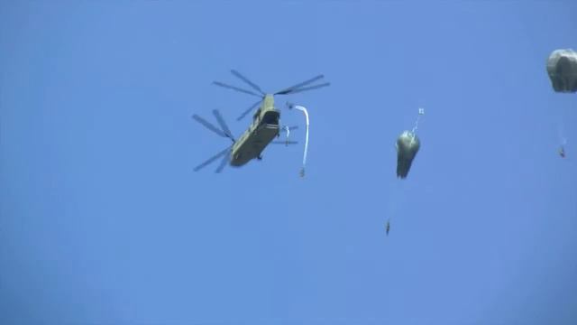 CH-47 Chinook Helicopter Parachuting Cargo смотреть онлайн