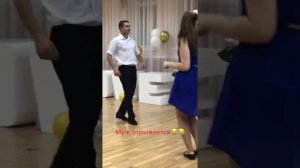 Муж отрывается на свадьбе под песню Федерико Феллини!