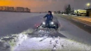 Вездеход - уборщик снега на гусеницах Крутец. Как вам?#гусеницыкрутец #гусеничнаяприставка #снег