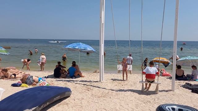 Пляж из Медуз Кирилловка. ШОК какашки плавают в море! Вода грязная и колючая. Море Кирилловка 2021 смотреть онлайн