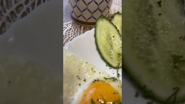 Яичница, овощи, зелень, говядина, гречишный чай смотреть онлайн