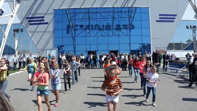 Магнитогорск. Флеш-моб по русски. "Валенки" Руслановой. 9 мая 2014 года. Гостиный двор. смотреть онлайн