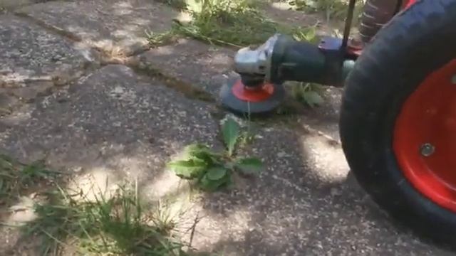 Чистим тротуарную плитку от травы. смотреть онлайн