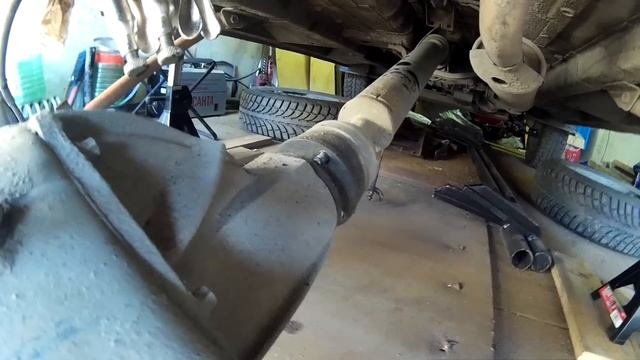 Установка лифт комплекта на  НИВУ (ВАЗ 2131) своими руками в маленьком гараже.