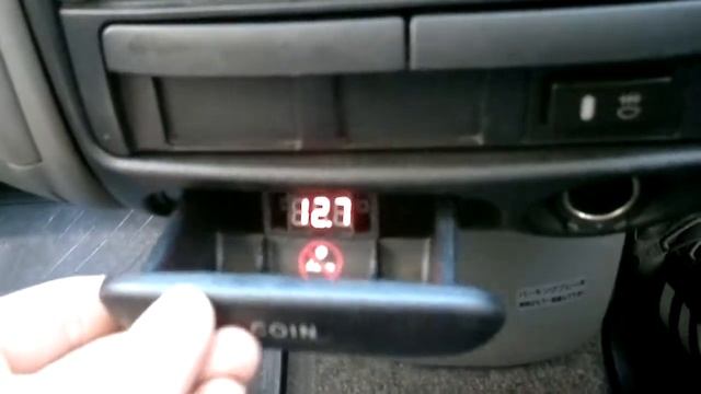 Установка вольметра в пепельницу на примере Toyota Funcargo смотреть онлайн