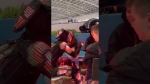 Хищник поёт песню Сияй