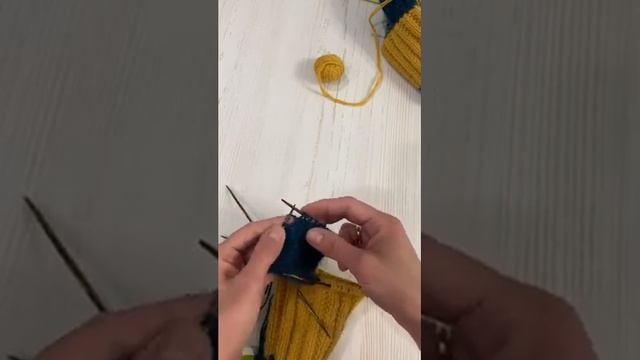 Треугольная пятка ∣ Как вязать треугольную пятку для носка на спицах ∣ Вяжем носки спицами по кругу смотреть онлайн