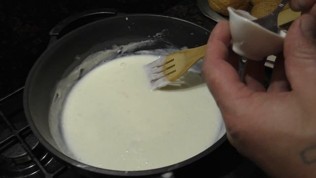 Рецепт жульена в булочках с грибами и курицей Рецепт приготовления жульена. смотреть онлайн