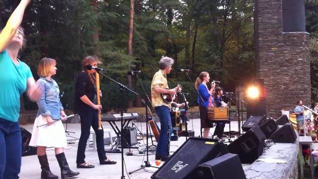 Dan Zanes & Elizabeth Mitchell & family & friends - Green Green Rocky Road смотреть онлайн