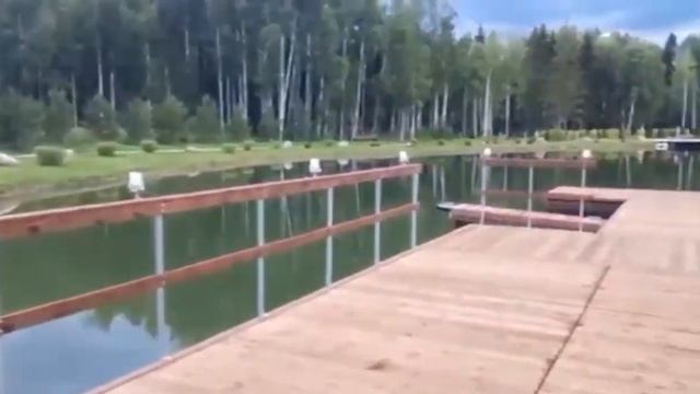 Новый понтон на одном из озер элитного поселка «Эмеральд Вилладж» на Новой Риге в Подмосковье смотреть онлайн