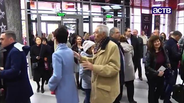 После затянувшегося ремонта в Южно-Сахалинске открылся ККЗ «Октябрь» смотреть онлайн