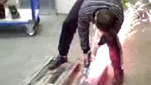 при работе с болгаркой ! смотреть онлайн