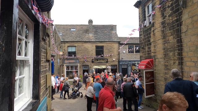 Haworth 1940s Weekend 2022 - Haworth, West Yorkshire, England - 22 May, 2022 смотреть онлайн