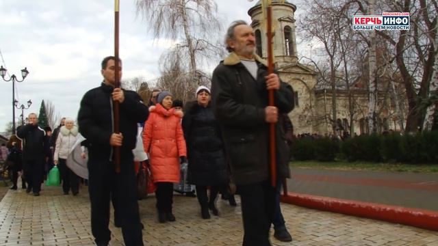 Крещение купания в Керчи: несколько десятков горожан окунулись в холодное море смотреть онлайн